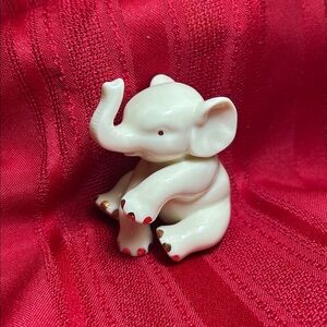 Lenox White Elephant Sitting Trunk Raised Animal Figurine Ivory Tone Gold Trim